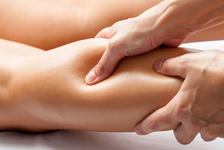 sportmasseur die kuit masseert